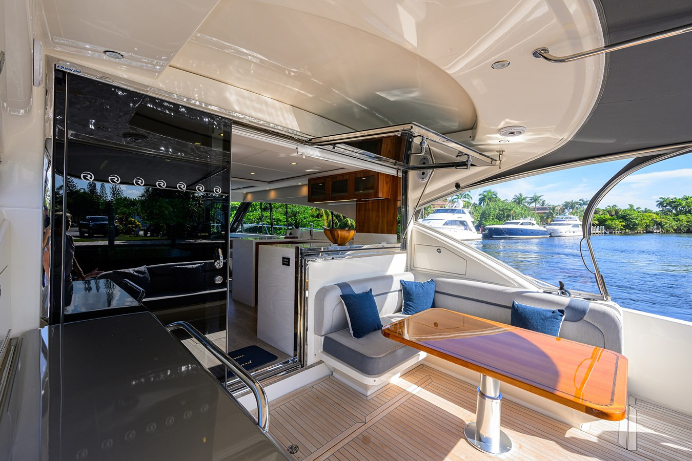 https://arconyachts.ams3.digitaloceanspaces.com/128433/conversions/large_4346084-optimize.jpg