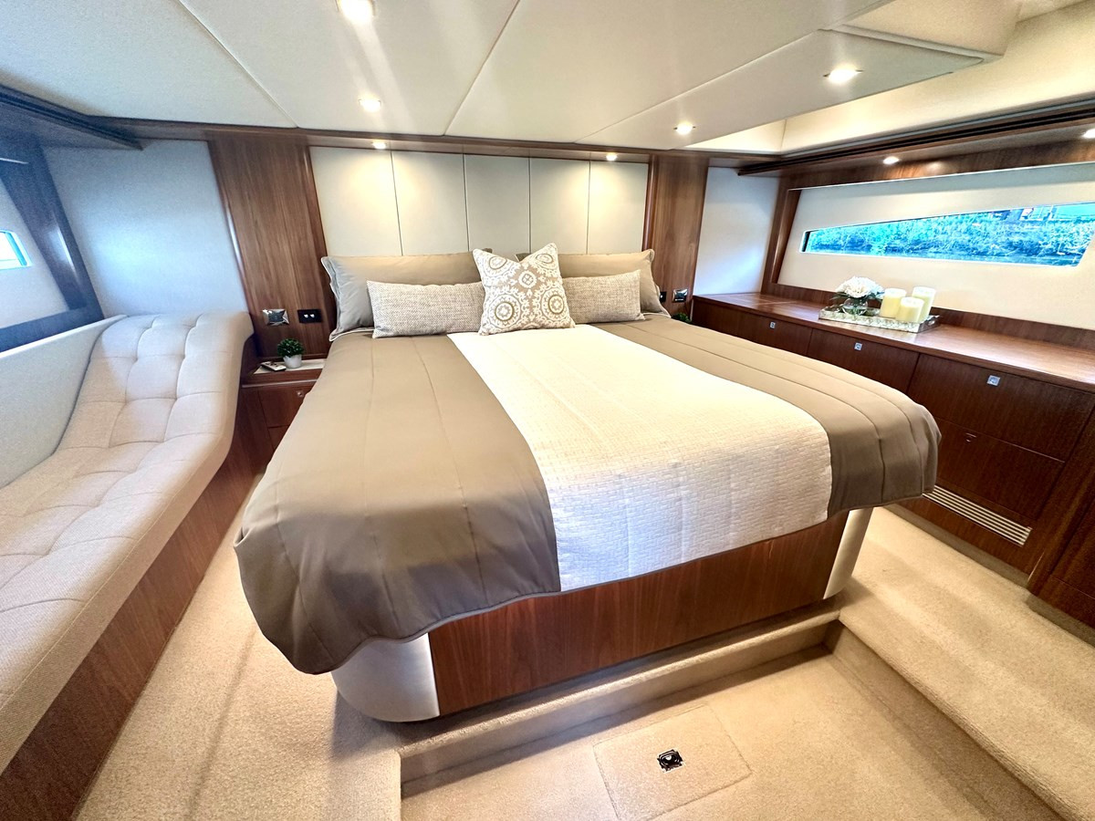 https://arconyachts.ams3.digitaloceanspaces.com/128469/conversions/large_4346288-optimize.jpg