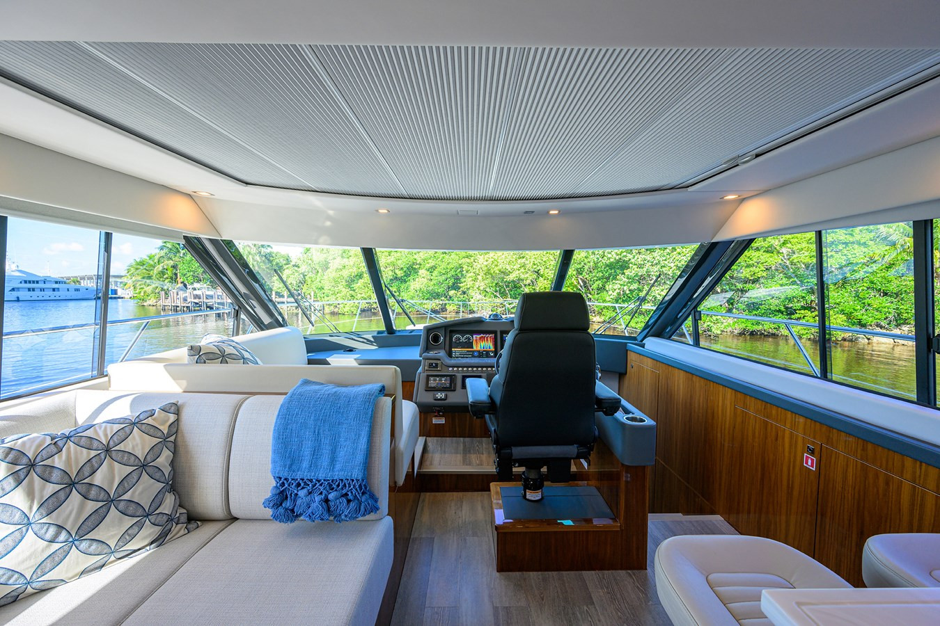 https://arconyachts.ams3.digitaloceanspaces.com/128509/conversions/large_4346134-optimize.jpg