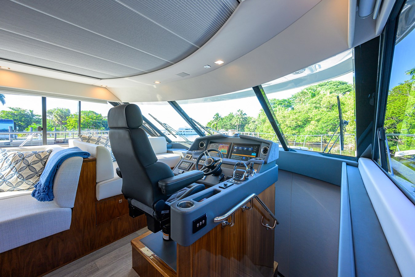 https://arconyachts.ams3.digitaloceanspaces.com/128512/conversions/large_4346135-optimize.jpg