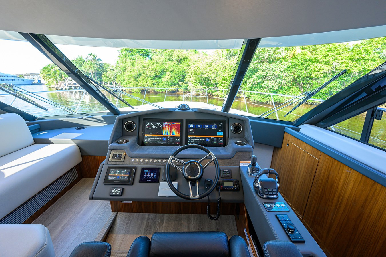 https://arconyachts.ams3.digitaloceanspaces.com/128518/conversions/large_4346137-optimize.jpg