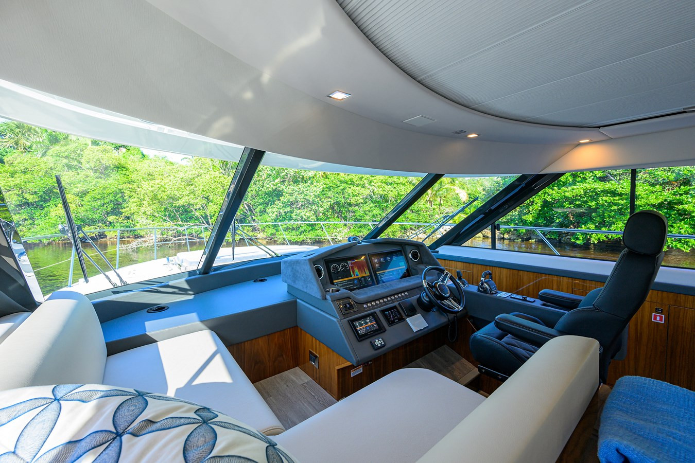 https://arconyachts.ams3.digitaloceanspaces.com/128524/conversions/large_4346138-optimize.jpg
