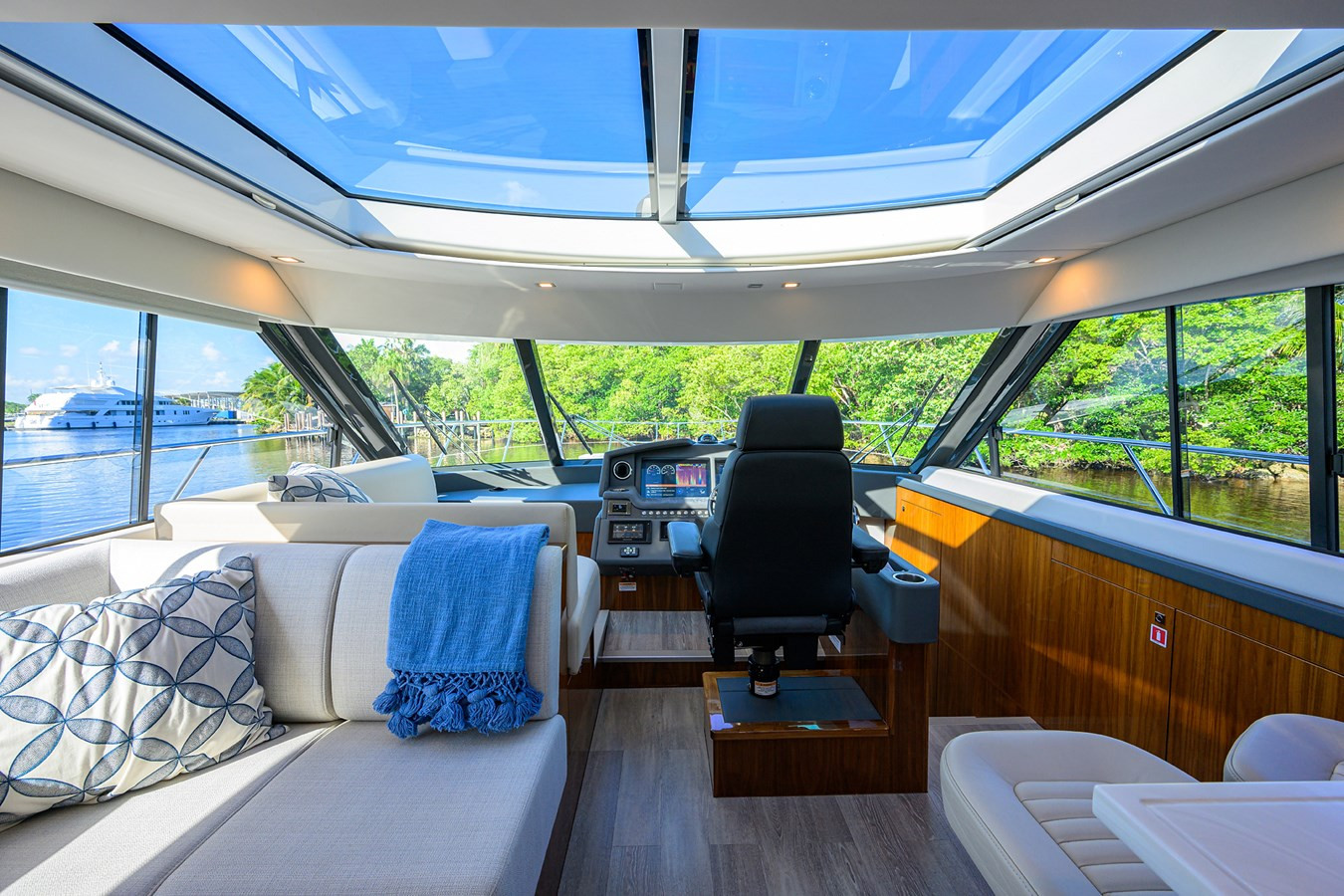 https://arconyachts.ams3.digitaloceanspaces.com/128533/conversions/large_4346142-optimize.jpg