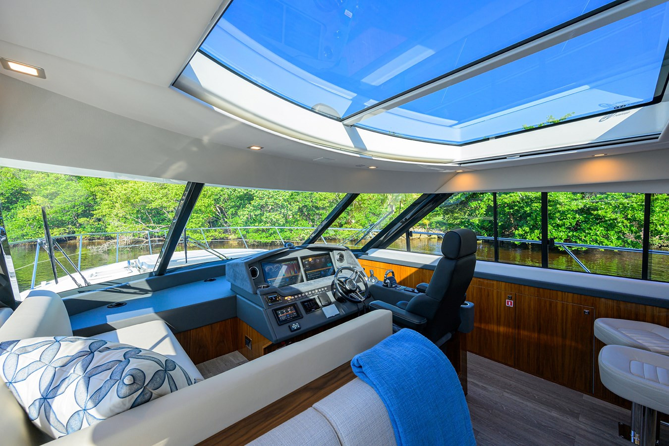 https://arconyachts.ams3.digitaloceanspaces.com/128536/conversions/large_4346143-optimize.jpg