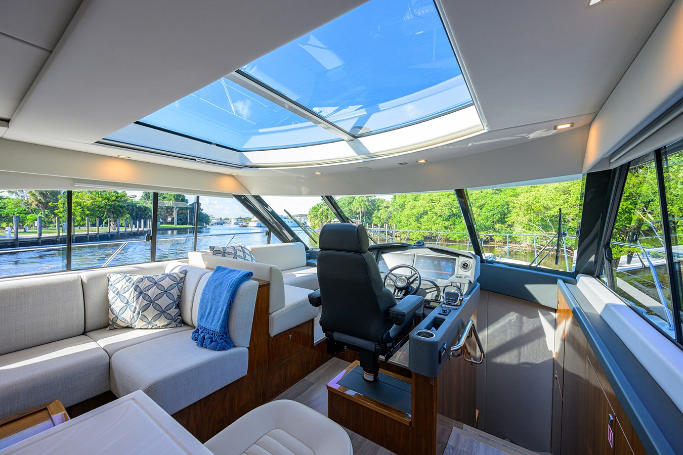 https://arconyachts.ams3.digitaloceanspaces.com/128539/conversions/large_4346144-optimize.jpg