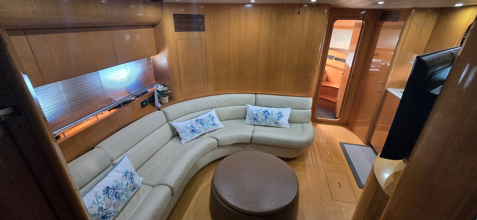 https://arconyachts.ams3.digitaloceanspaces.com/128586/conversions/large_4602923-optimize.jpg