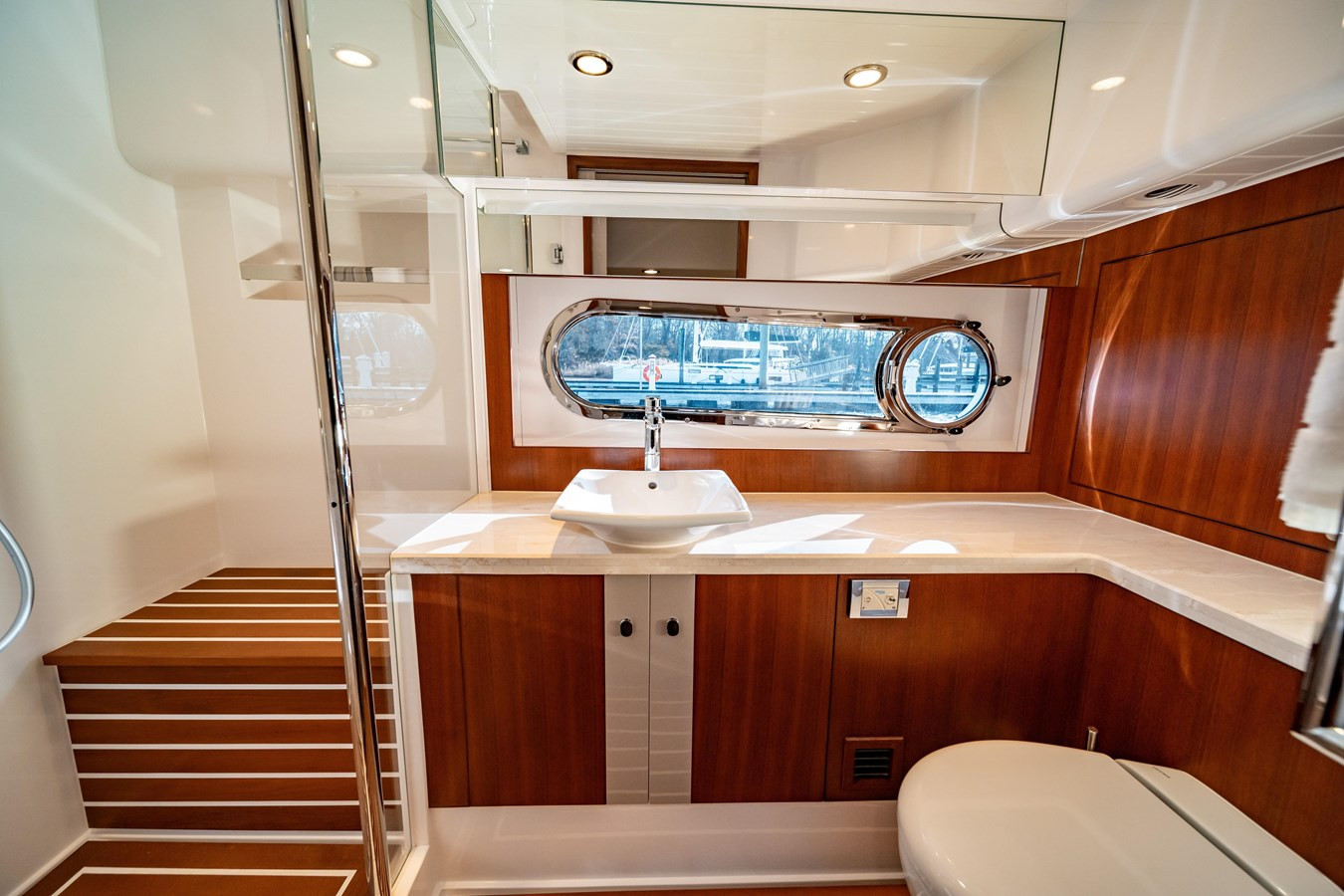 https://arconyachts.ams3.digitaloceanspaces.com/128613/conversions/large_4506351-optimize.jpg