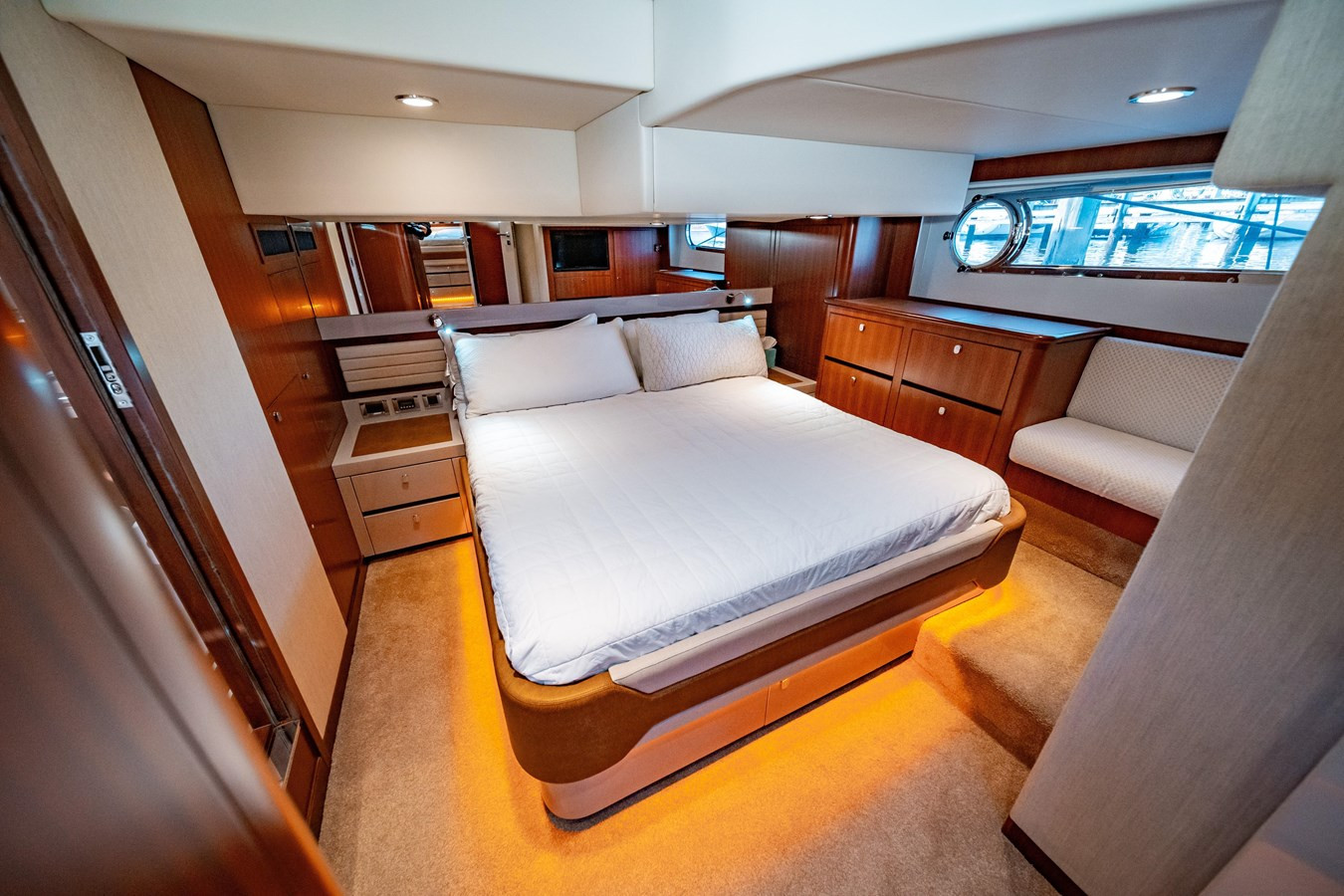 https://arconyachts.ams3.digitaloceanspaces.com/128624/conversions/large_4506355-optimize.jpg