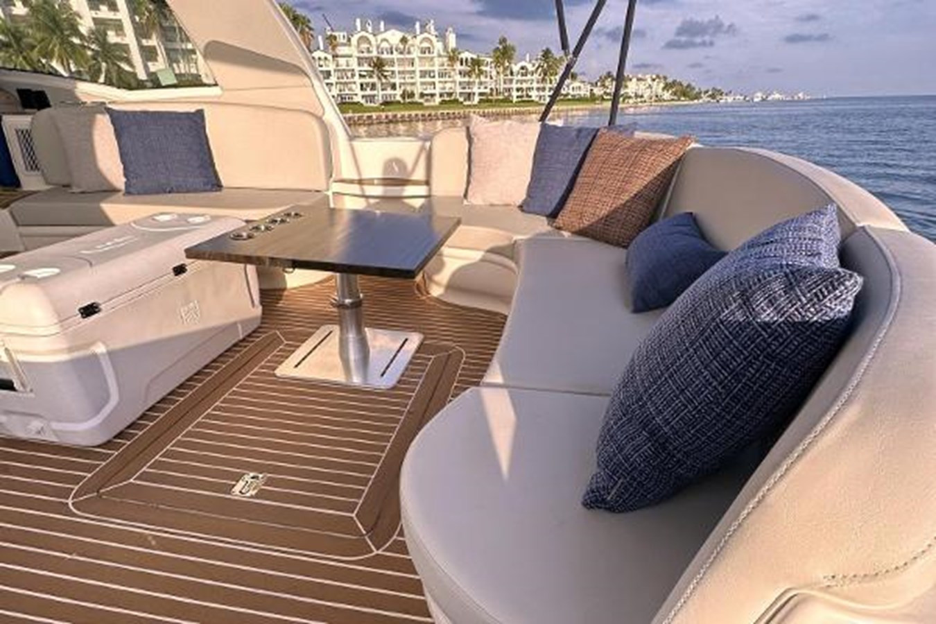 https://arconyachts.ams3.digitaloceanspaces.com/128670/conversions/large_4631292-optimize.jpg