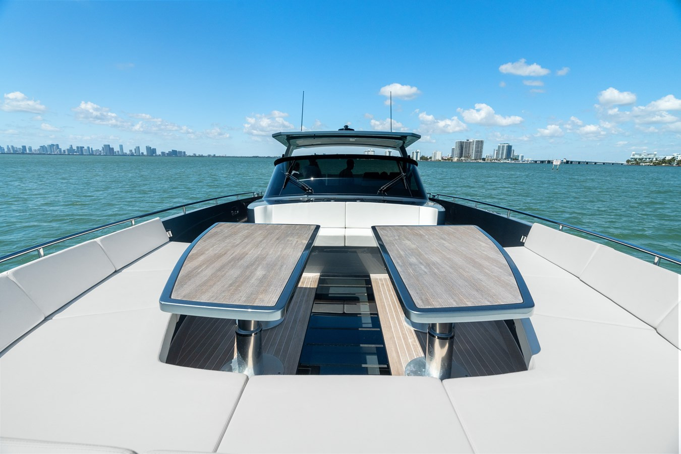 https://arconyachts.ams3.digitaloceanspaces.com/128778/conversions/large_4637472-optimize.jpg