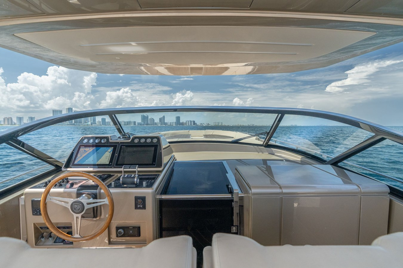https://arconyachts.ams3.digitaloceanspaces.com/128937/conversions/large_4770469-optimize.jpg