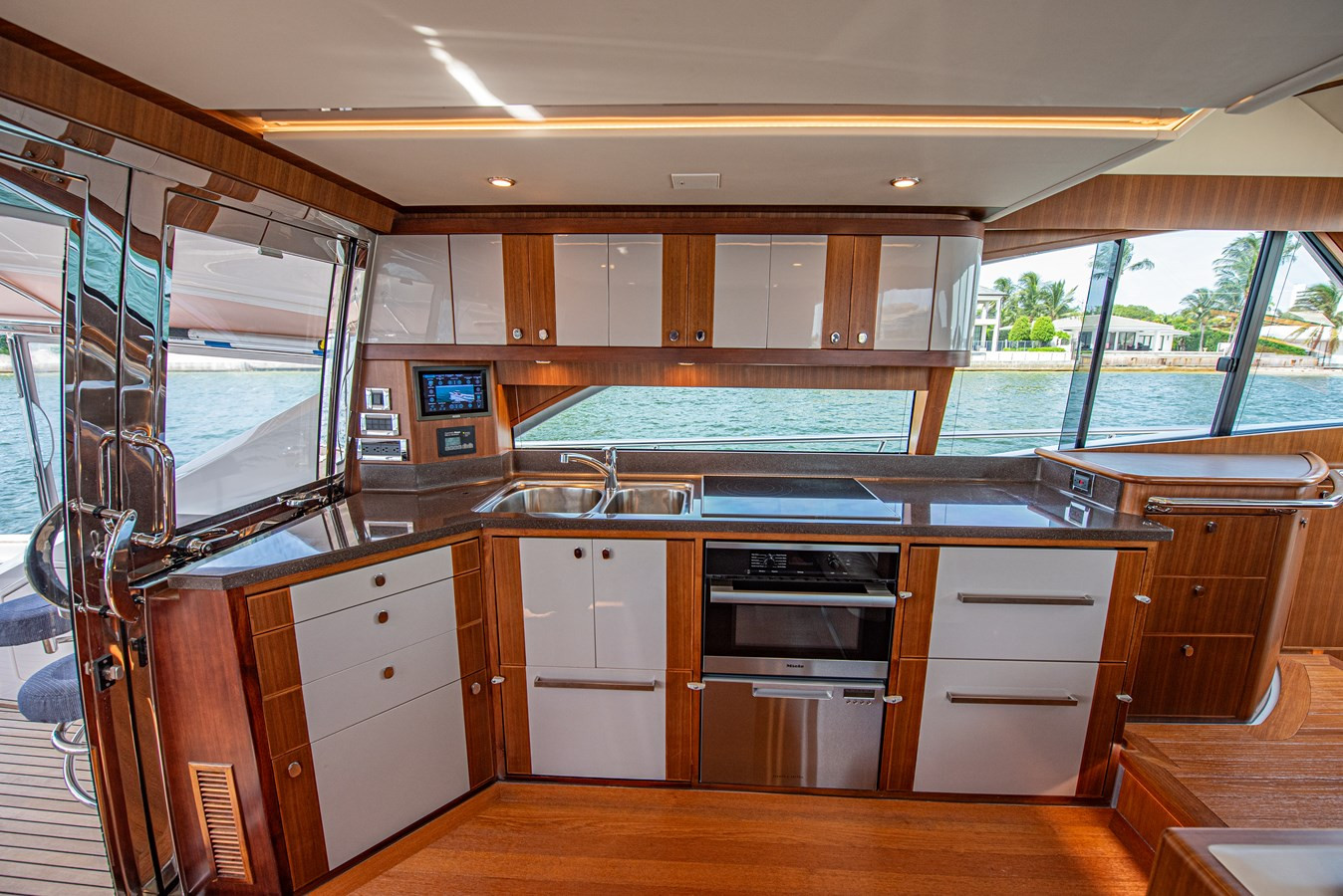 https://arconyachts.ams3.digitaloceanspaces.com/128938/conversions/large_4766859-optimize.jpg
