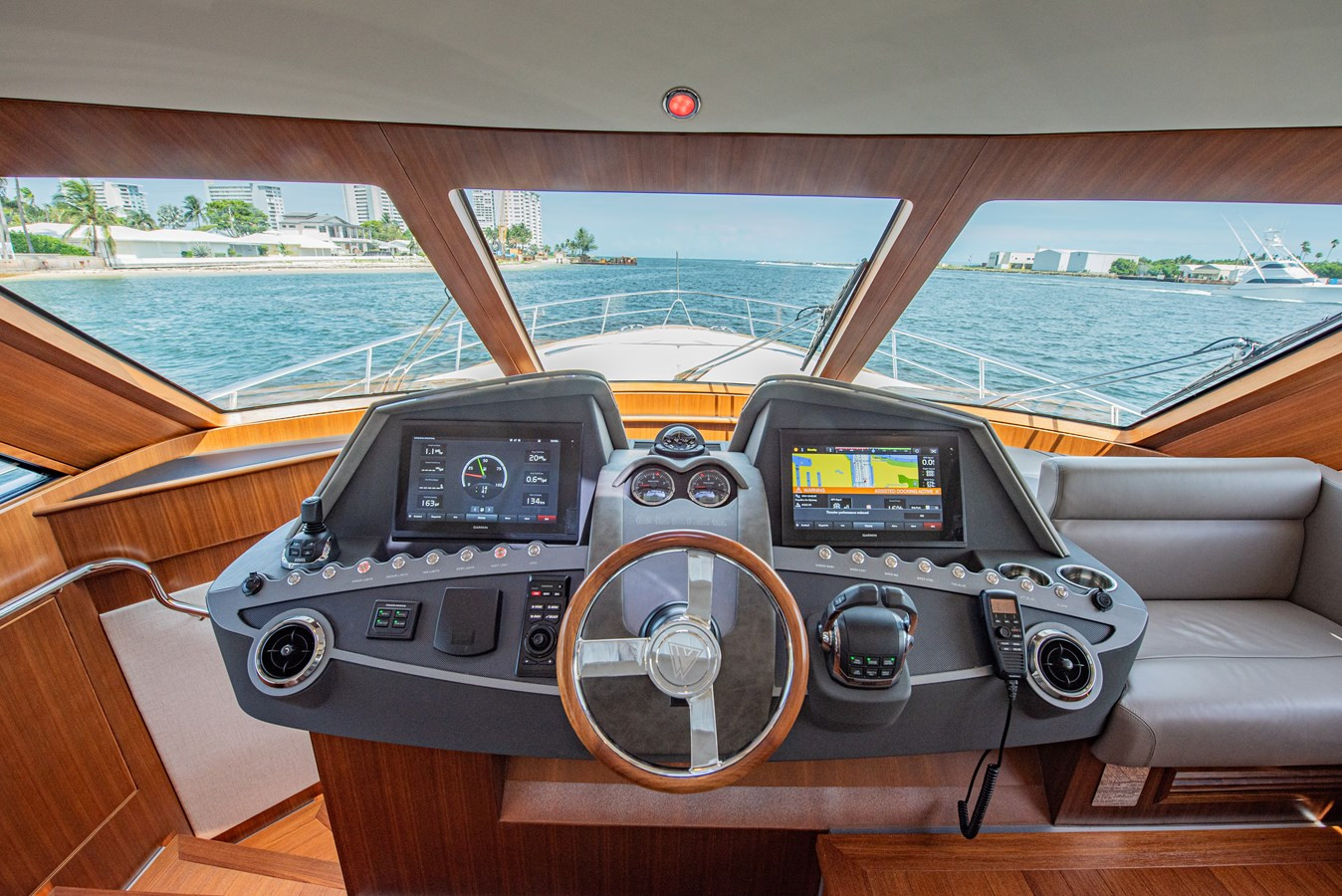 https://arconyachts.ams3.digitaloceanspaces.com/128952/conversions/large_4766864-optimize.jpg