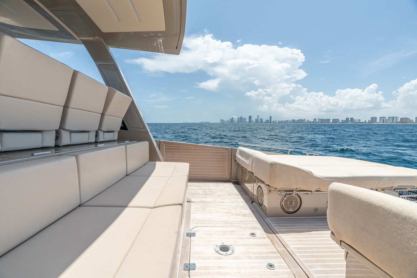 https://arconyachts.ams3.digitaloceanspaces.com/128981/conversions/large_4770513-optimize.jpg