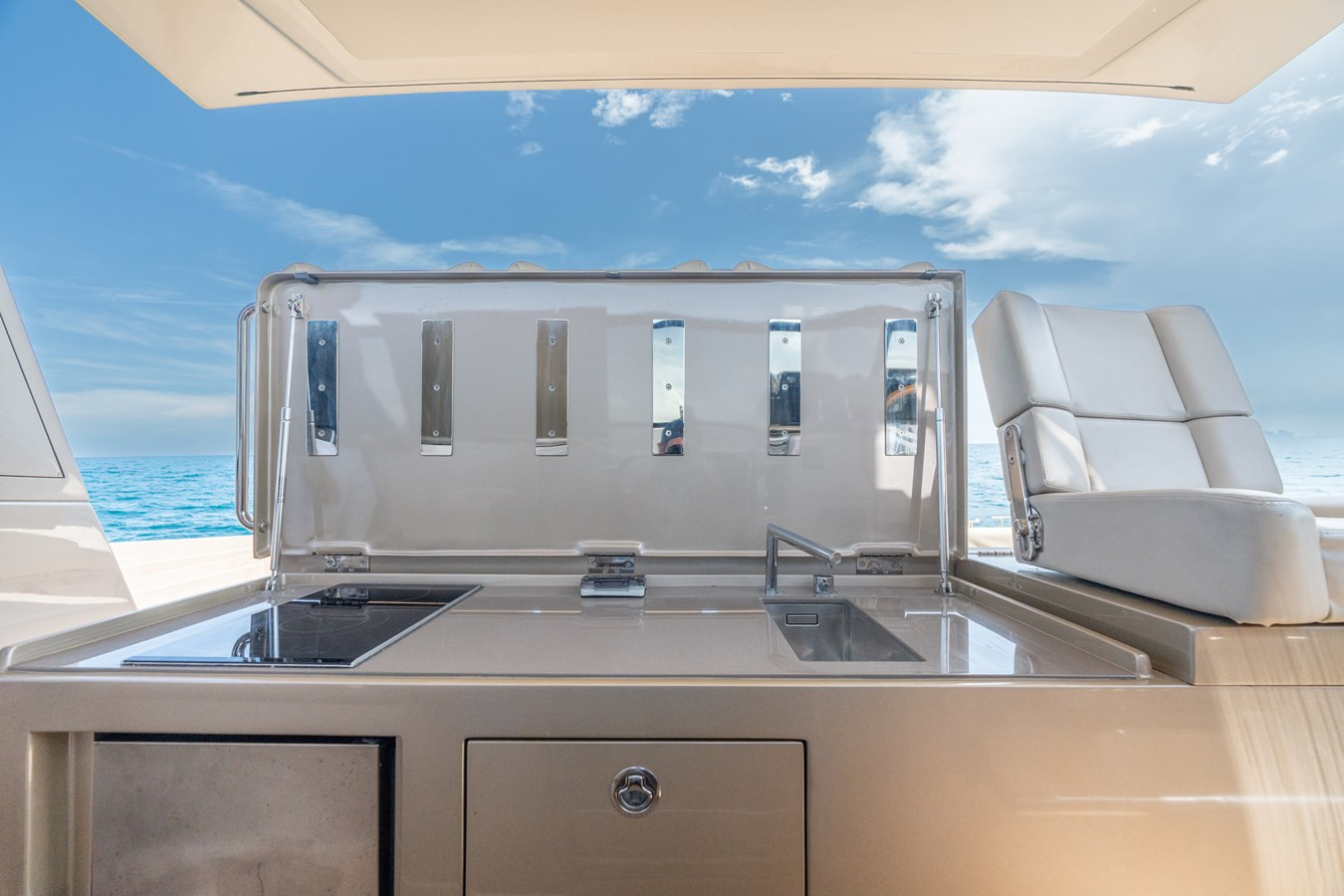 https://arconyachts.ams3.digitaloceanspaces.com/129011/conversions/large_4770497-optimize.jpg