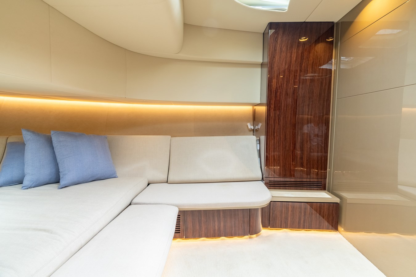 https://arconyachts.ams3.digitaloceanspaces.com/129023/conversions/large_4770502-optimize.jpg