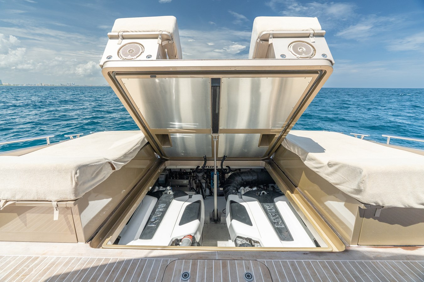 https://arconyachts.ams3.digitaloceanspaces.com/129046/conversions/large_4770511-optimize.jpg