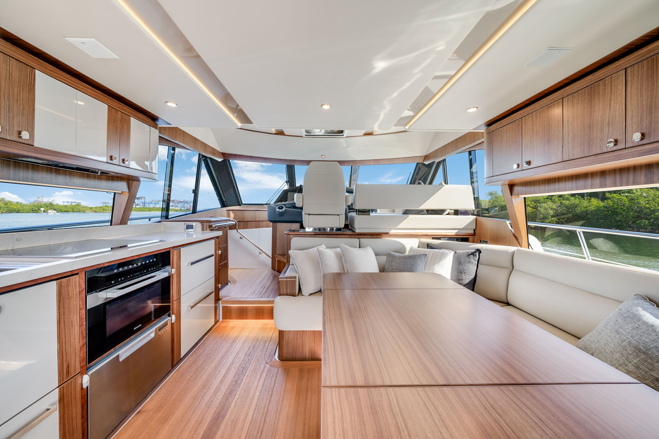 https://arconyachts.ams3.digitaloceanspaces.com/129090/conversions/large_4839755-optimize.jpg