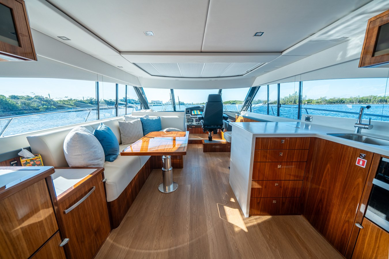 https://arconyachts.ams3.digitaloceanspaces.com/129094/conversions/large_4854557-optimize.jpg