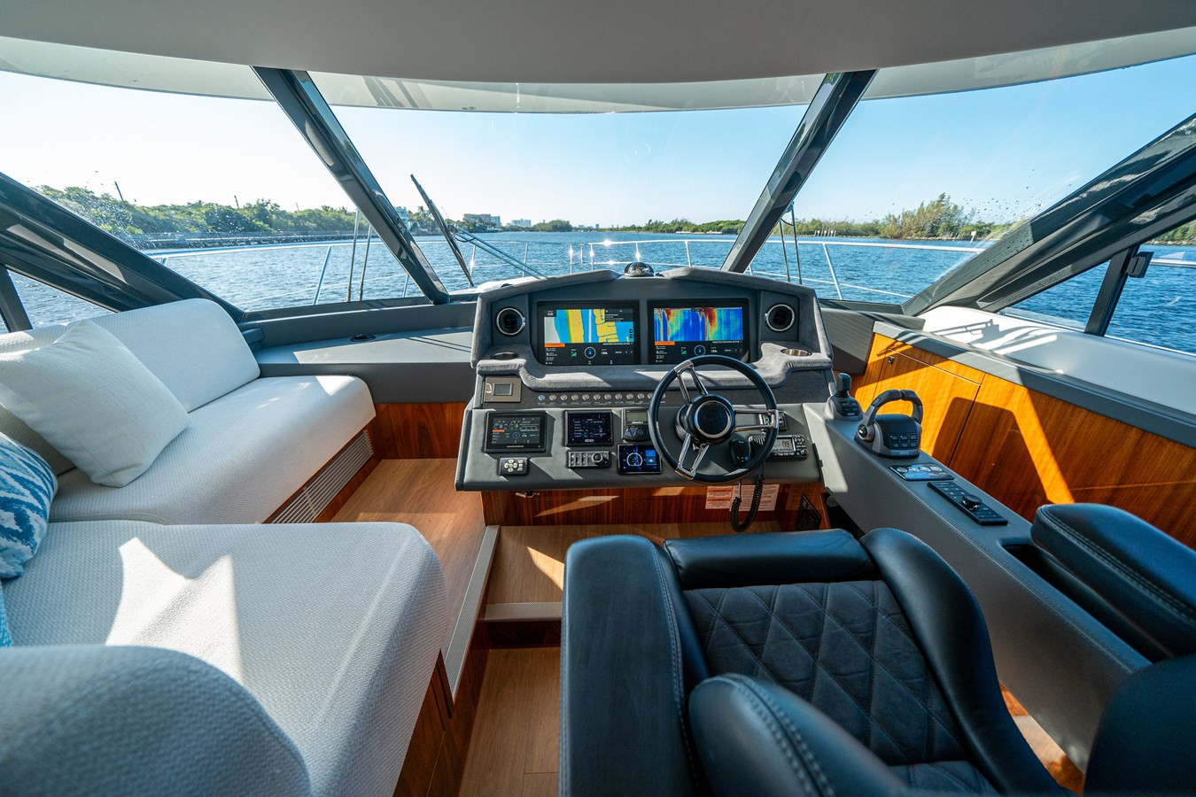 https://arconyachts.ams3.digitaloceanspaces.com/129120/conversions/large_4854566-optimize.jpg