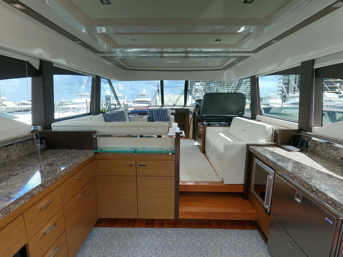 https://arconyachts.ams3.digitaloceanspaces.com/129781/conversions/large_3500400-optimize.jpg