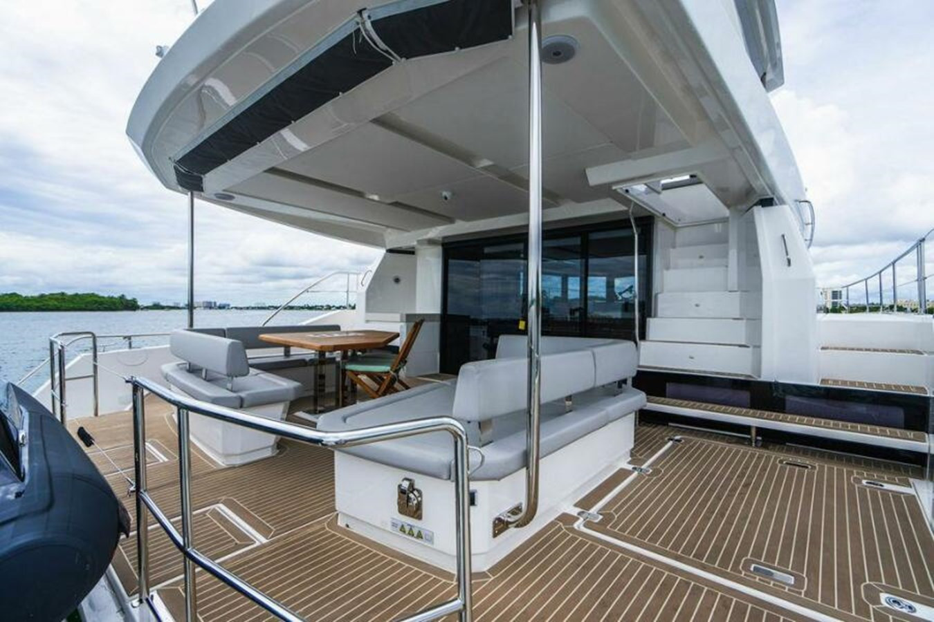 https://arconyachts.ams3.digitaloceanspaces.com/130110/conversions/large_3931654-optimize.jpg
