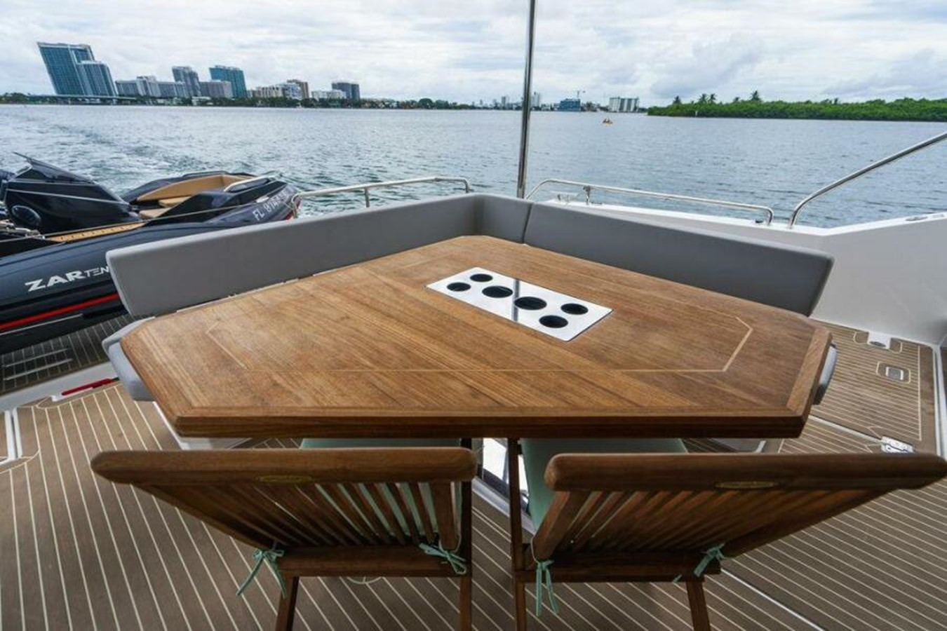 https://arconyachts.ams3.digitaloceanspaces.com/130118/conversions/large_3931657-optimize.jpg
