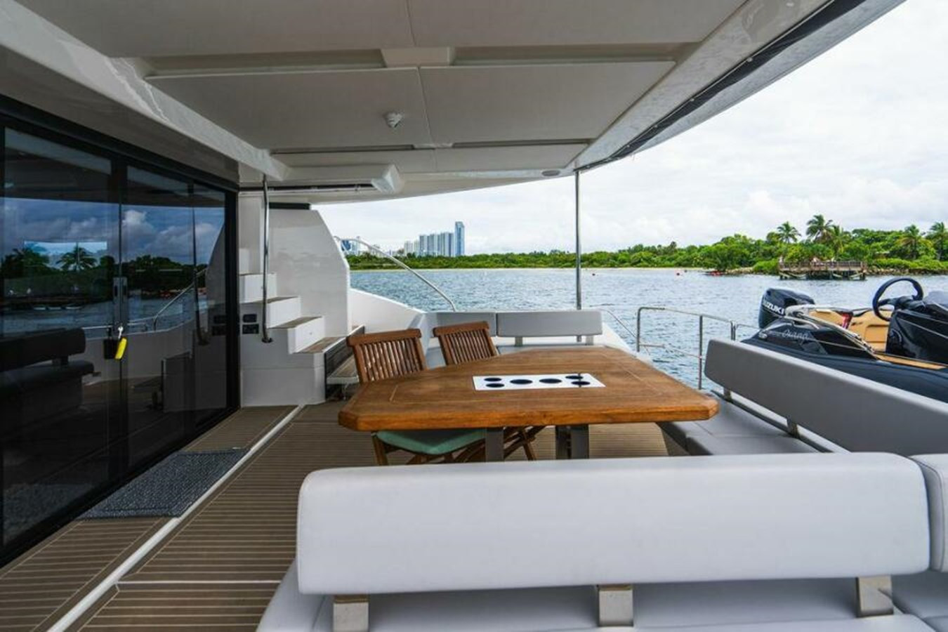 https://arconyachts.ams3.digitaloceanspaces.com/130133/conversions/large_3931662-optimize.jpg