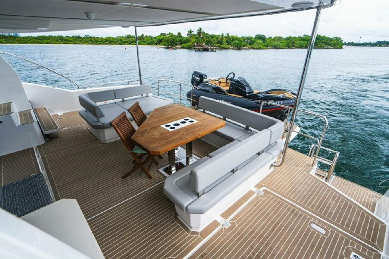 https://arconyachts.ams3.digitaloceanspaces.com/130139/conversions/large_3931664-optimize.jpg