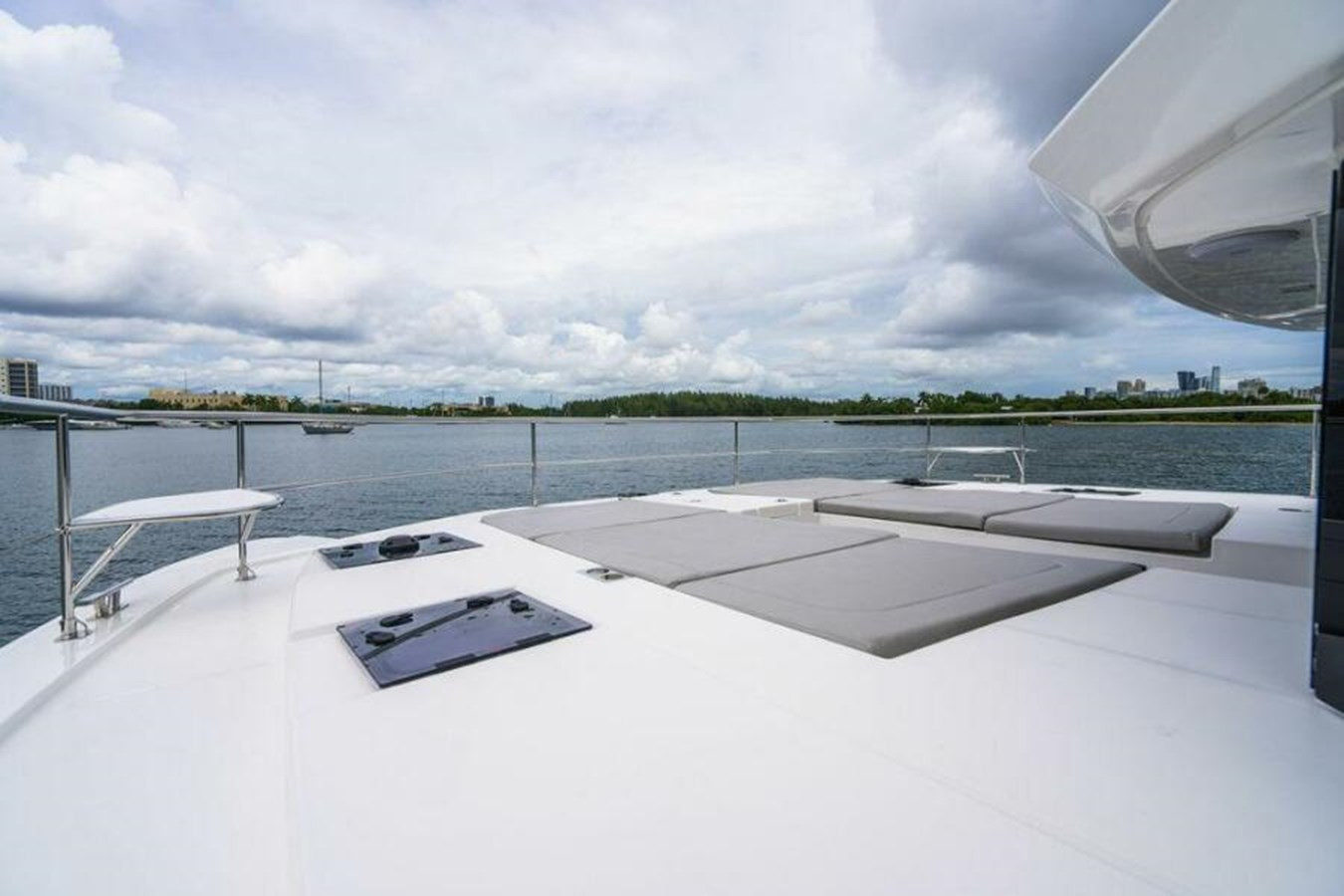 https://arconyachts.ams3.digitaloceanspaces.com/130146/conversions/large_3931667-optimize.jpg
