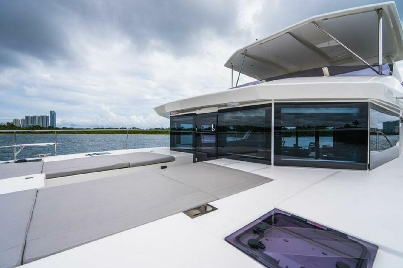 https://arconyachts.ams3.digitaloceanspaces.com/130151/conversions/large_3931669-optimize.jpg
