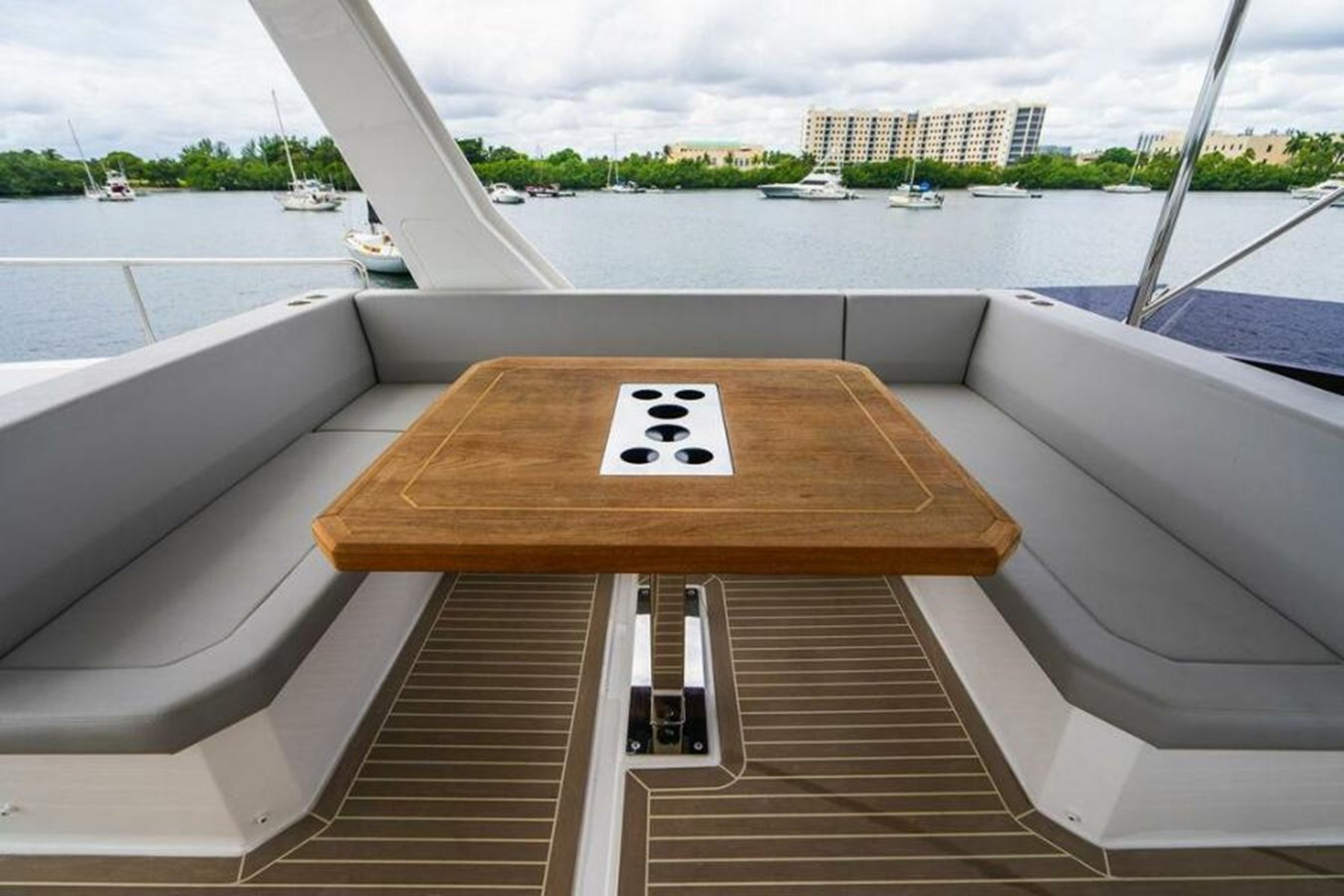 https://arconyachts.ams3.digitaloceanspaces.com/130174/conversions/large_3931677-optimize.jpg