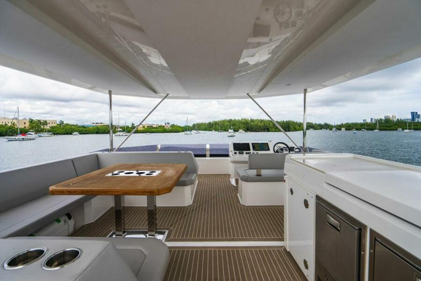 https://arconyachts.ams3.digitaloceanspaces.com/130195/conversions/large_3931684-optimize.jpg