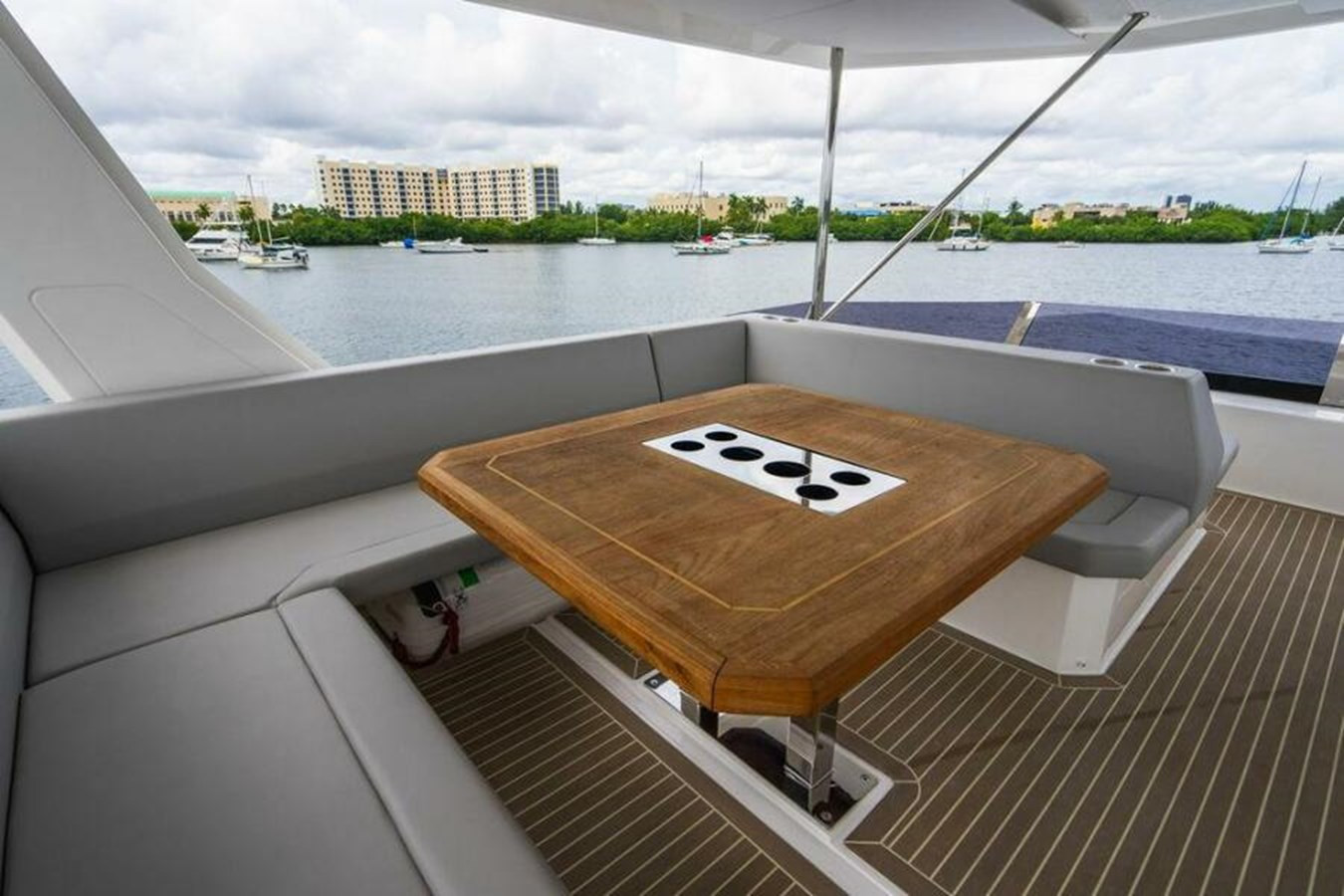 https://arconyachts.ams3.digitaloceanspaces.com/130197/conversions/large_3931685-optimize.jpg