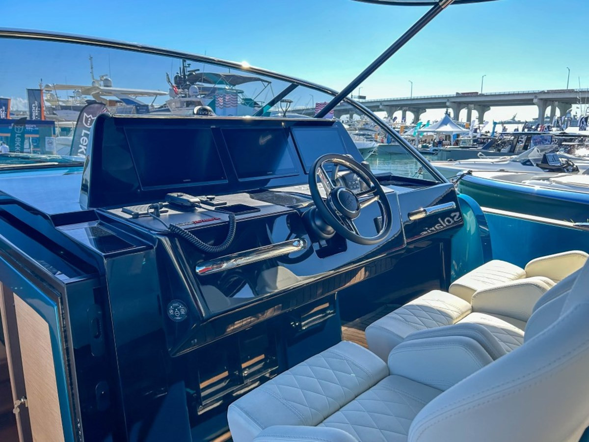 https://arconyachts.ams3.digitaloceanspaces.com/130260/conversions/large_4130216-optimize.jpg