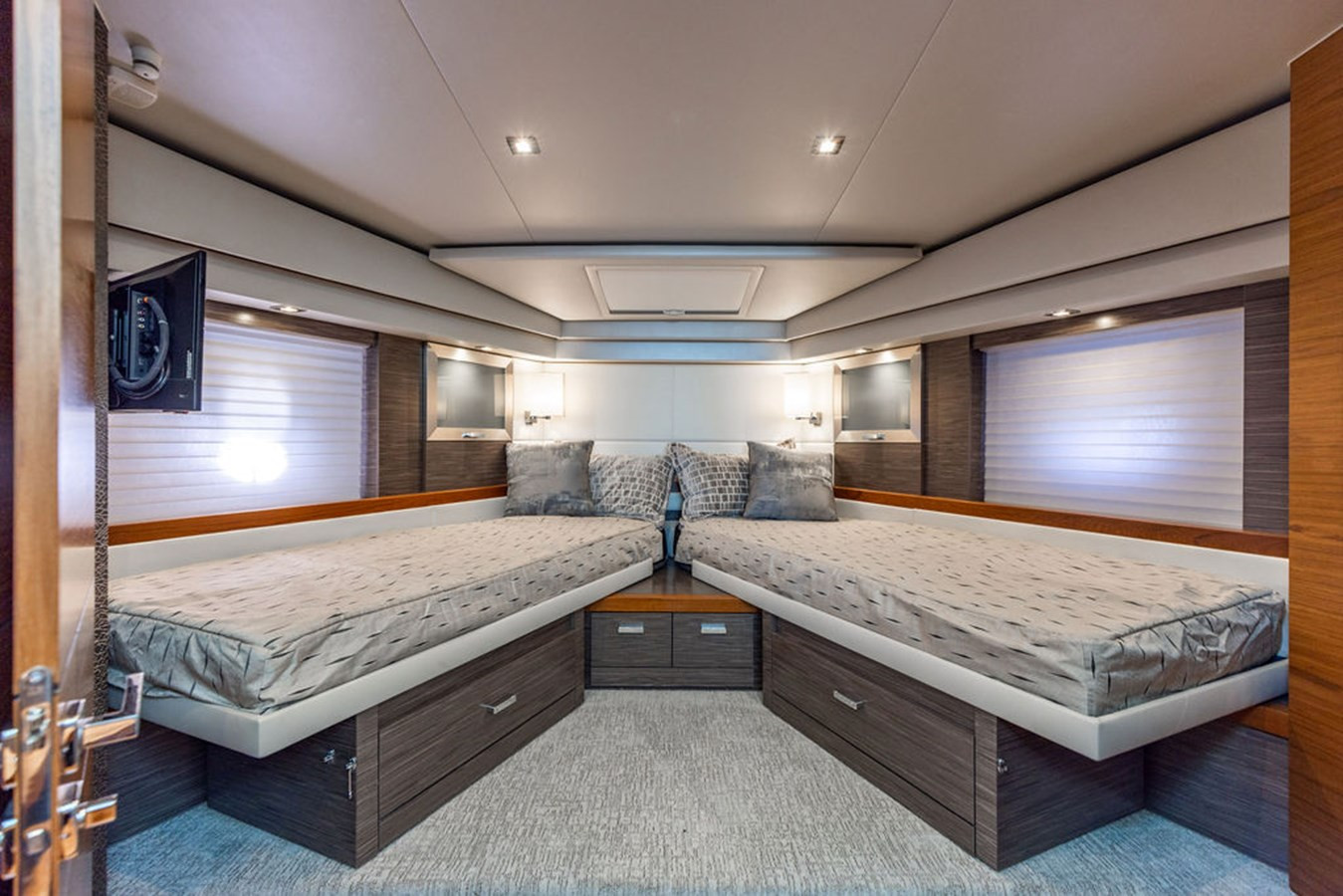 https://arconyachts.ams3.digitaloceanspaces.com/130365/conversions/large_4394274-optimize.jpg