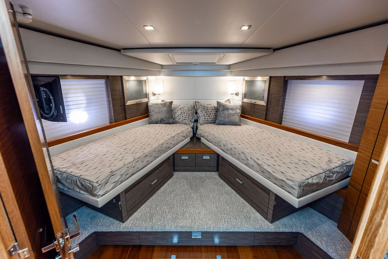 https://arconyachts.ams3.digitaloceanspaces.com/130368/conversions/large_4394275-optimize.jpg