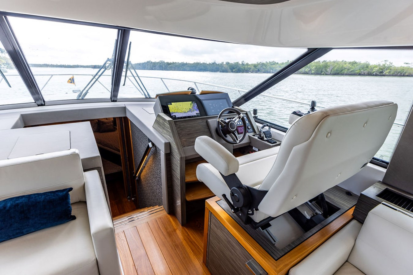 https://arconyachts.ams3.digitaloceanspaces.com/130436/conversions/large_4394299-optimize.jpg
