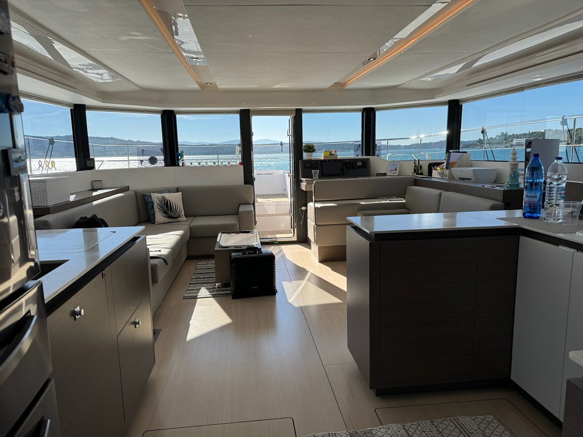 https://arconyachts.ams3.digitaloceanspaces.com/130460/conversions/large_4848741-optimize.jpg