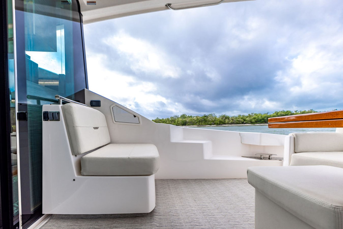 https://arconyachts.ams3.digitaloceanspaces.com/130482/conversions/large_4394315-optimize.jpg