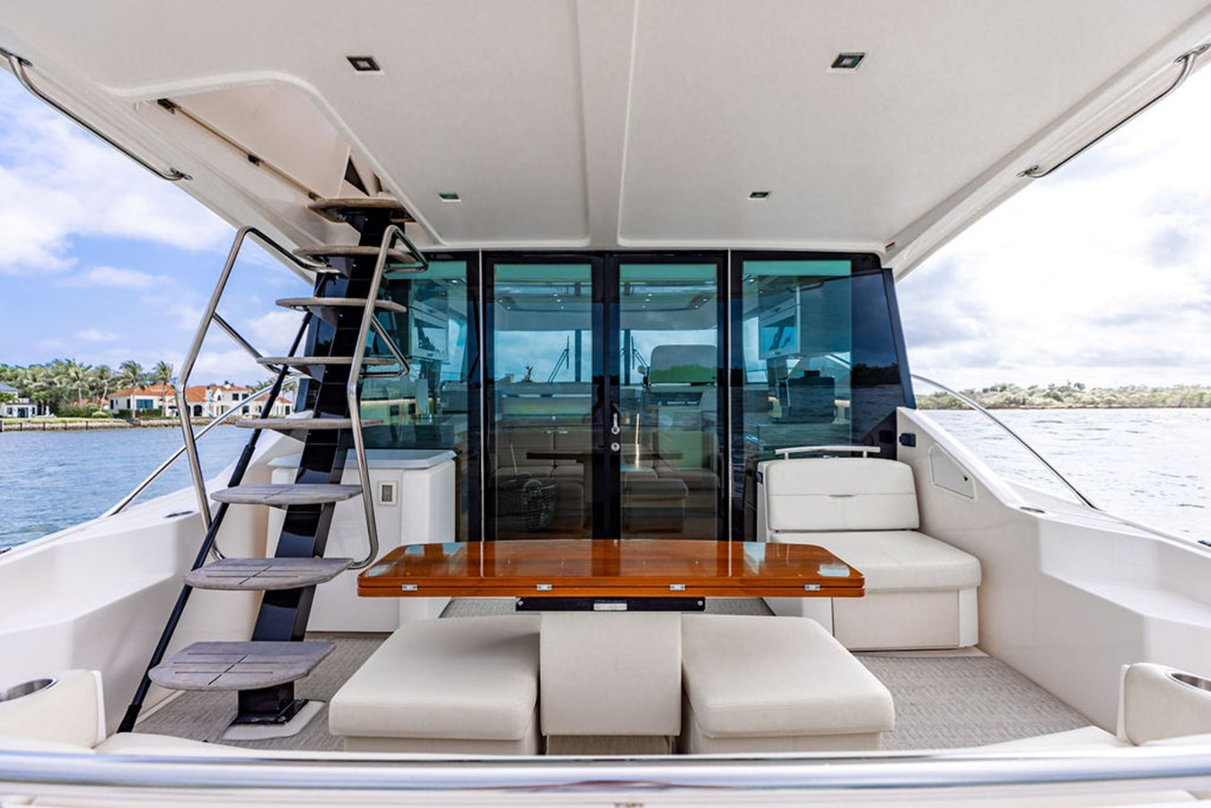 https://arconyachts.ams3.digitaloceanspaces.com/130496/conversions/large_4394320-optimize.jpg