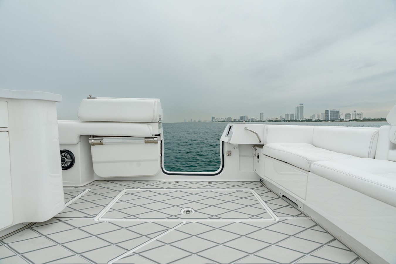 https://arconyachts.ams3.digitaloceanspaces.com/130534/conversions/large_4521573-optimize.jpg