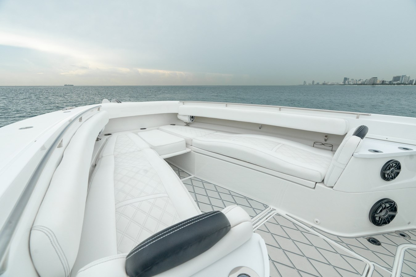 https://arconyachts.ams3.digitaloceanspaces.com/130585/conversions/large_4521590-optimize.jpg