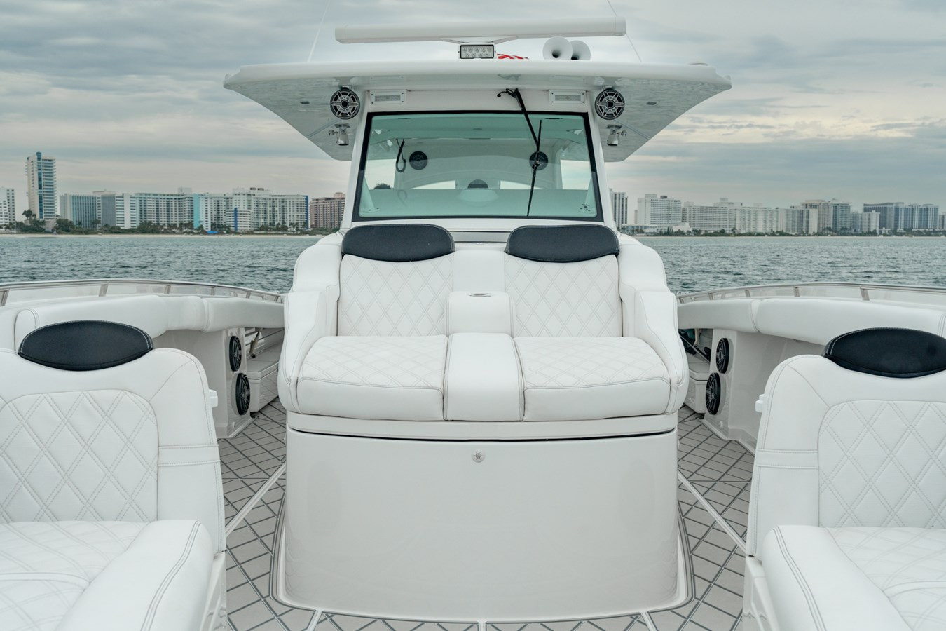 https://arconyachts.ams3.digitaloceanspaces.com/130598/conversions/large_4521594-optimize.jpg