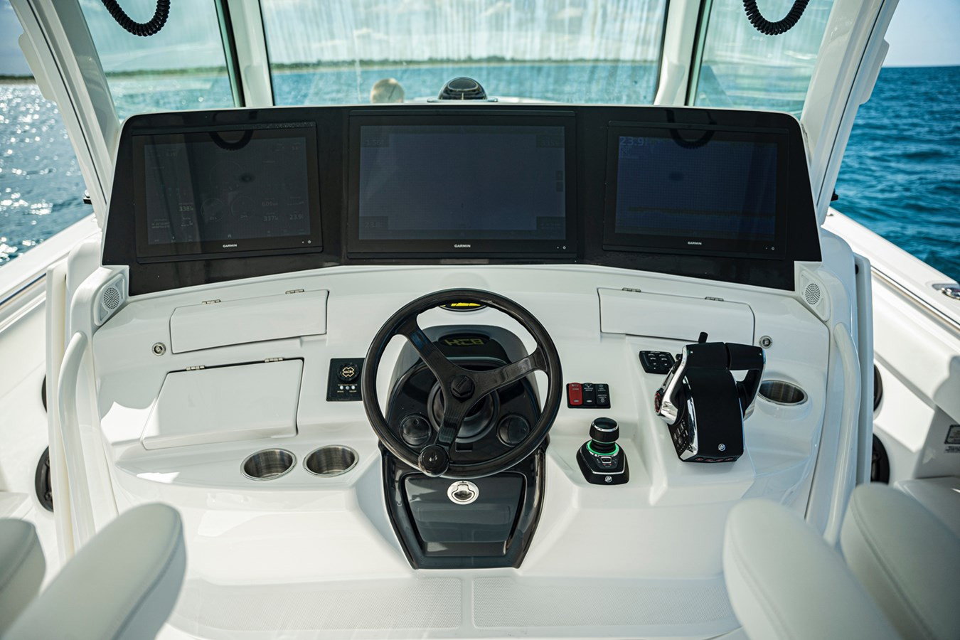 https://arconyachts.ams3.digitaloceanspaces.com/130738/conversions/large_4598007-optimize.jpg