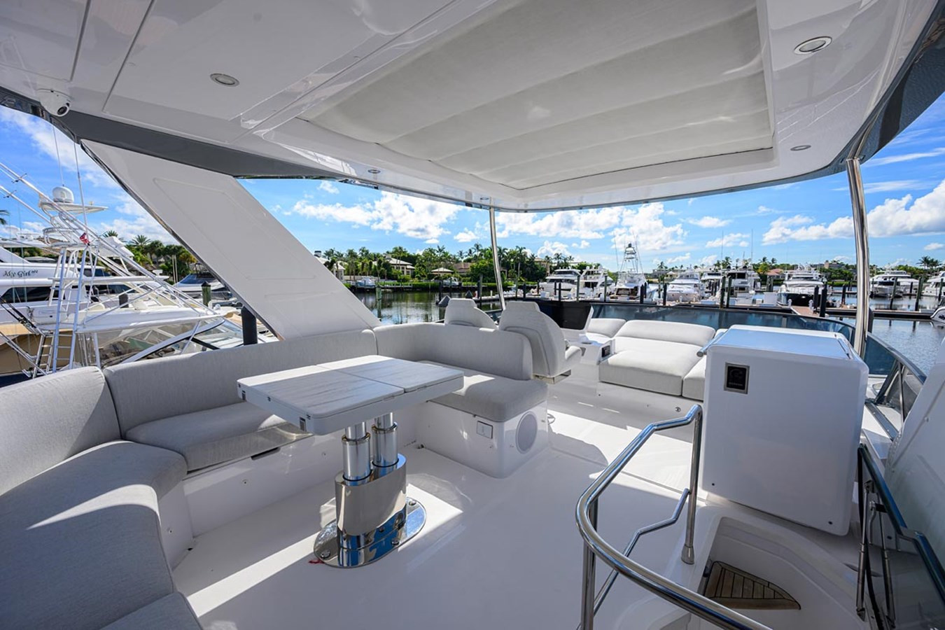 https://arconyachts.ams3.digitaloceanspaces.com/131067/conversions/large_4750871-optimize.jpg