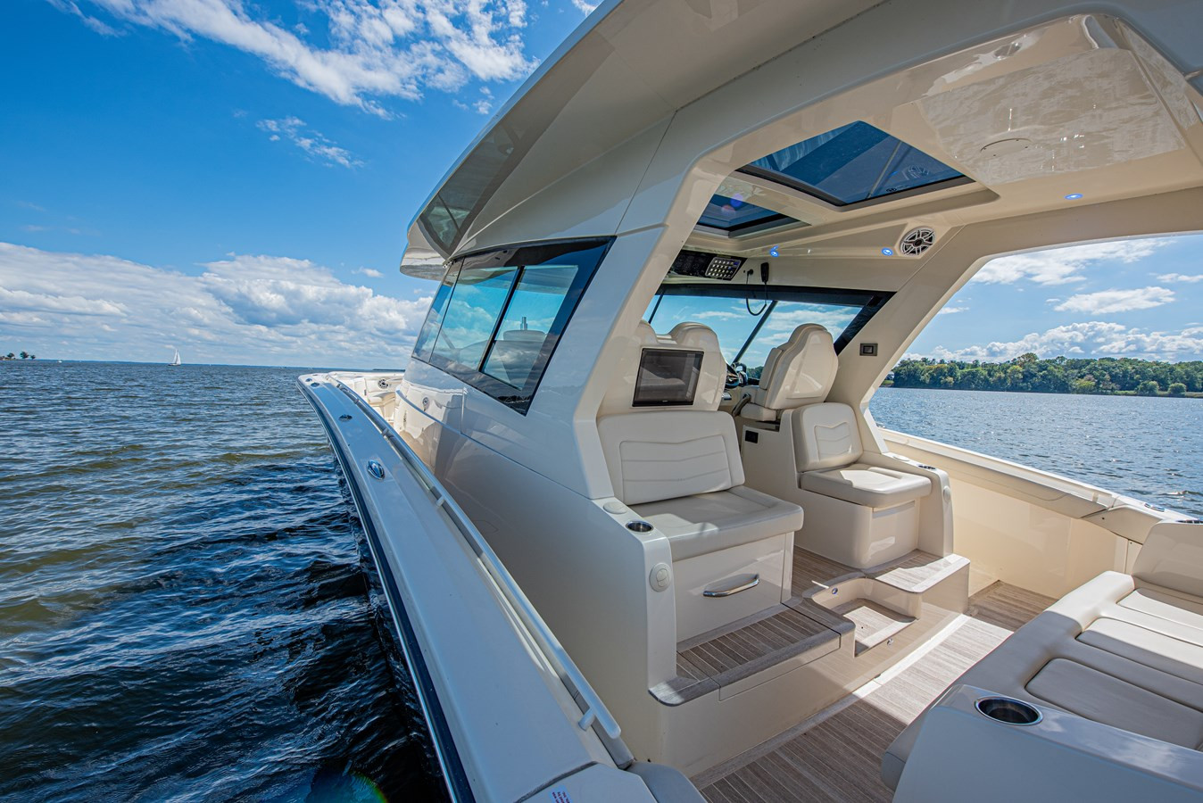 https://arconyachts.ams3.digitaloceanspaces.com/131074/conversions/large_4773075-optimize.jpg