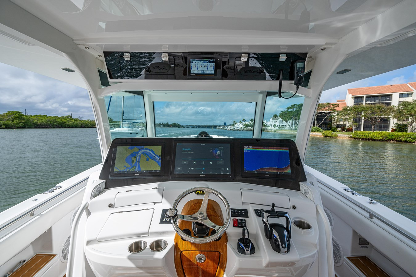 https://arconyachts.ams3.digitaloceanspaces.com/131085/conversions/large_4827867-optimize.jpg