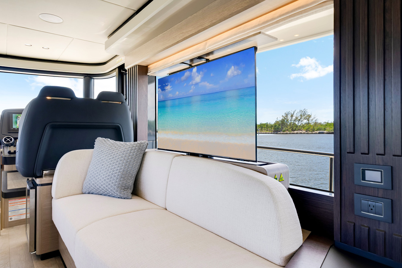 https://arconyachts.ams3.digitaloceanspaces.com/131190/conversions/large_4839593-optimize.jpg