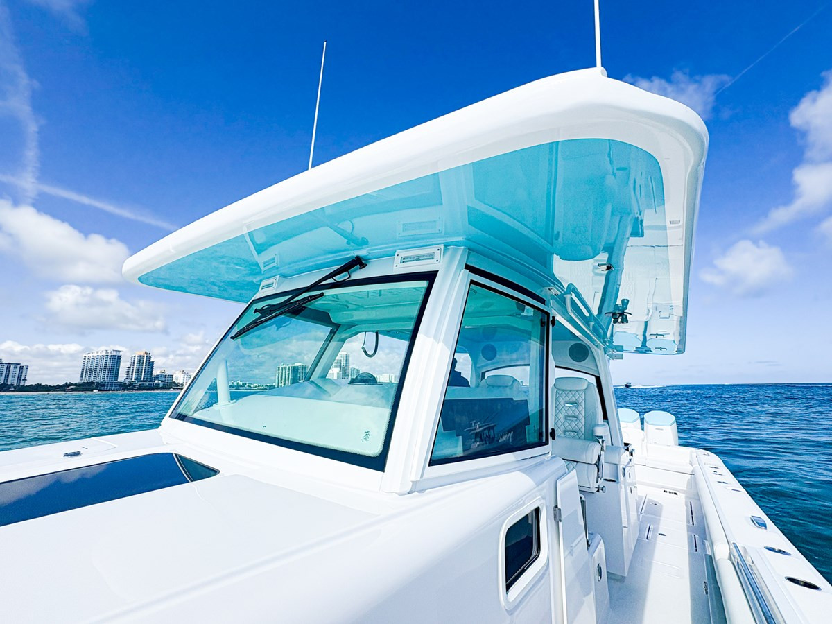 https://arconyachts.ams3.digitaloceanspaces.com/131384/conversions/large_4584803-optimize.jpg